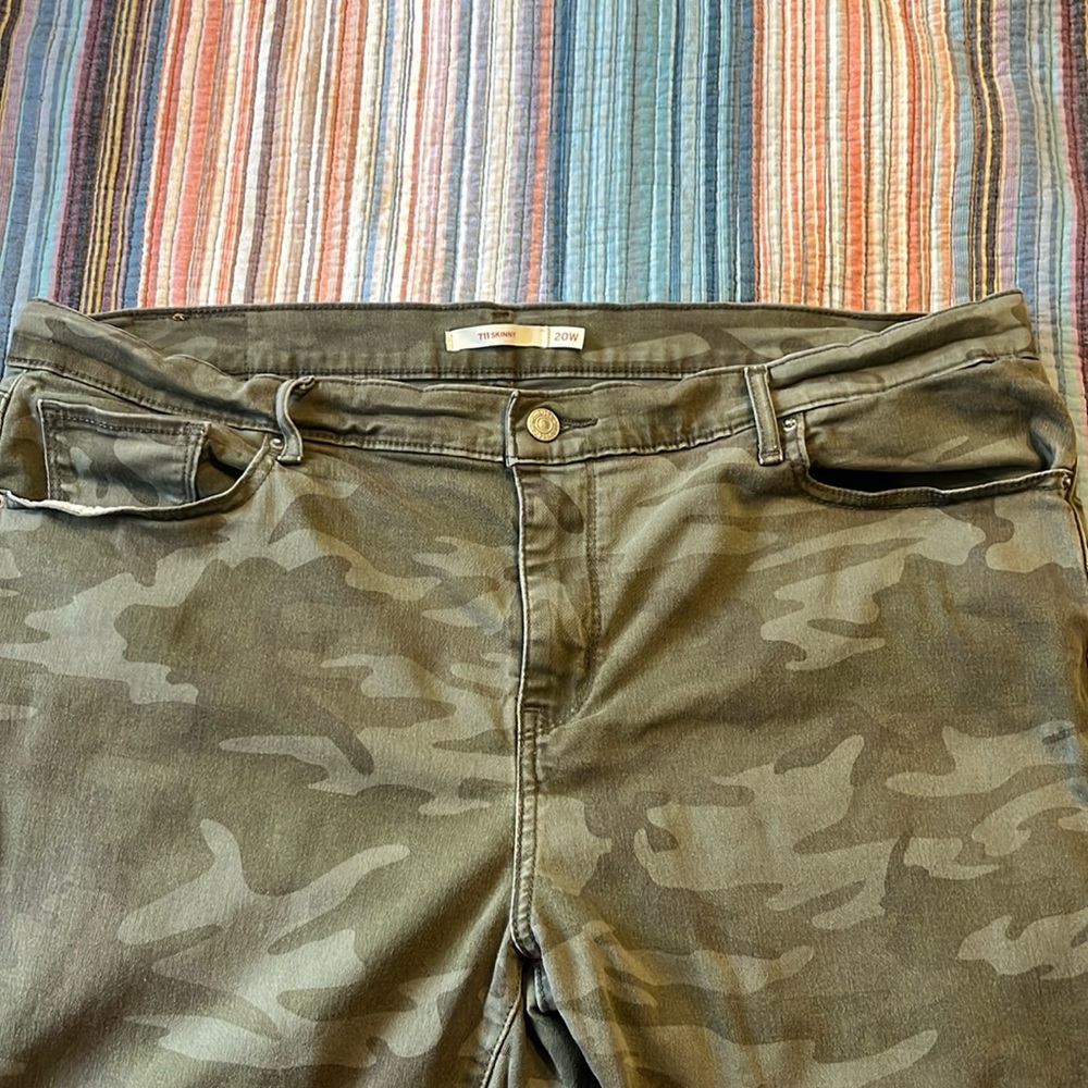 Levi 711 Skinny size 20W camo pants